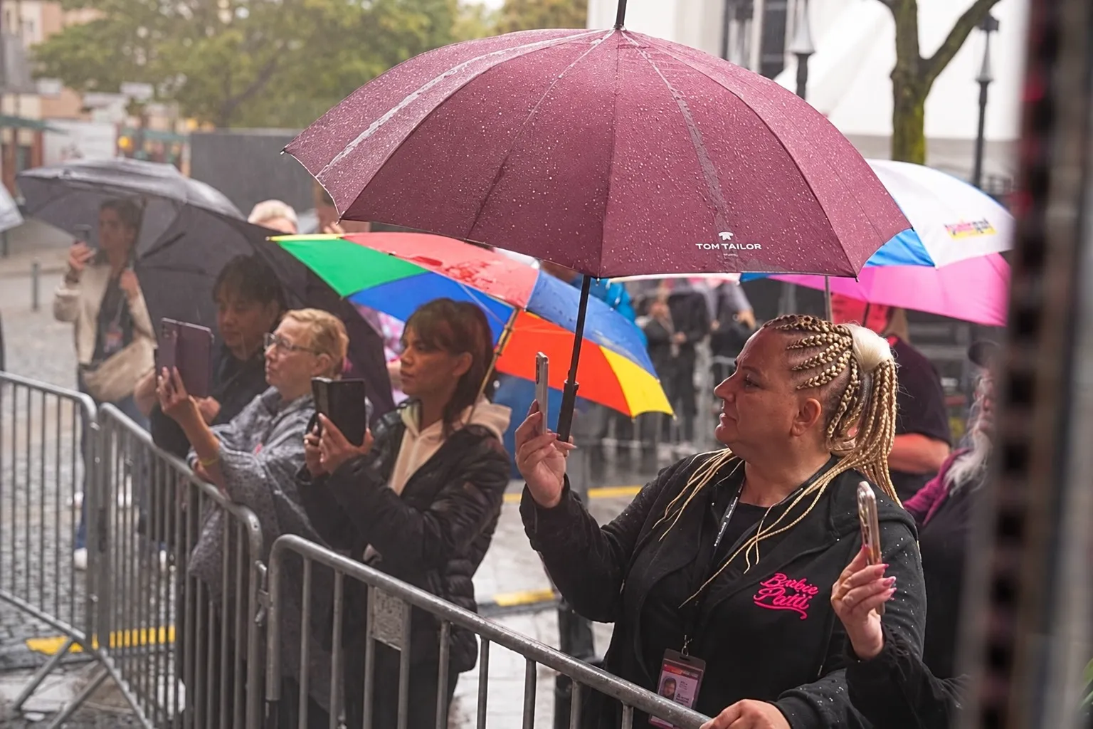 Fans beim Midoo-Auftritt in Hamm am 13. September 2026 unter Regenschirmen